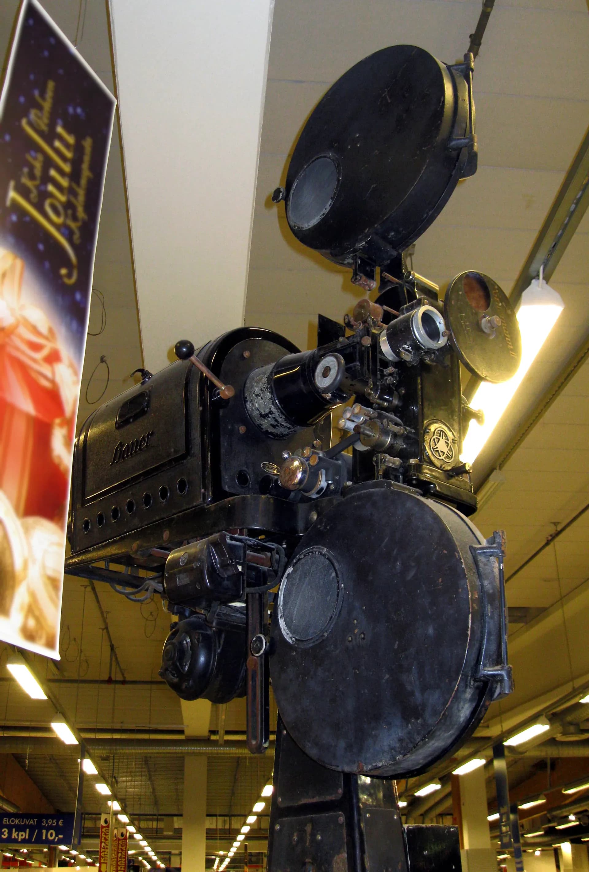 File:Old film projector in Veljekset Keskinen.jpg
