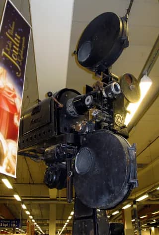 File:Old film projector in Veljekset Keskinen.jpg